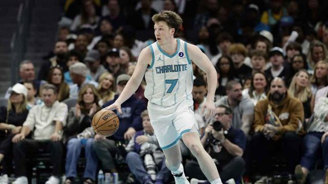 黄蜂菜鸟太疯狂！单赛季三分命中数超越肯巴·沃克登顶队史第一